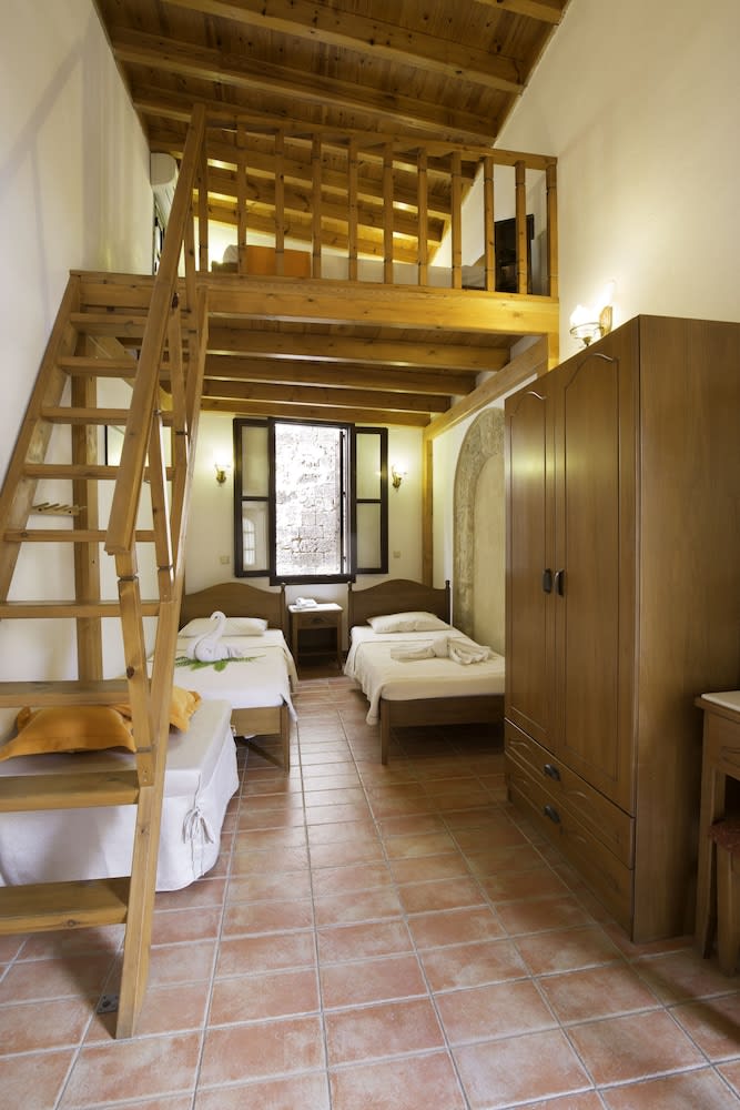 Camelot Traditional & Classic Hotel 2