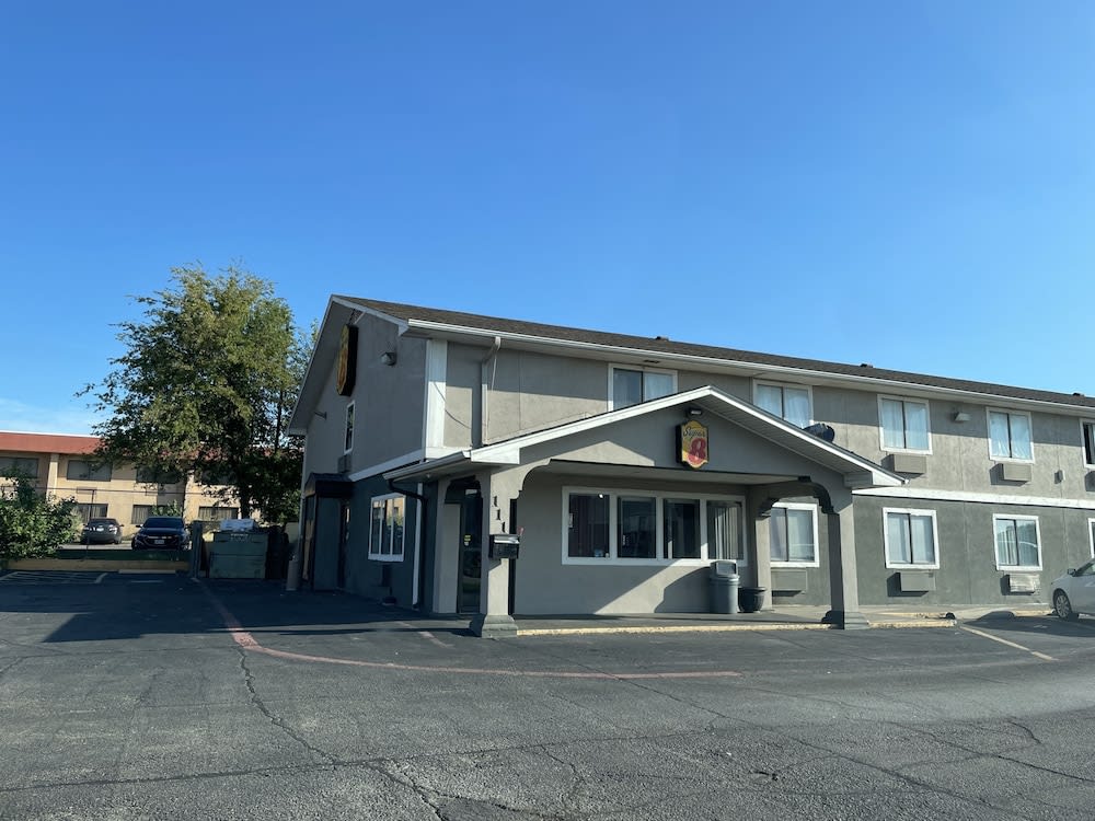 Super 8 by Wyndham Sherman 1