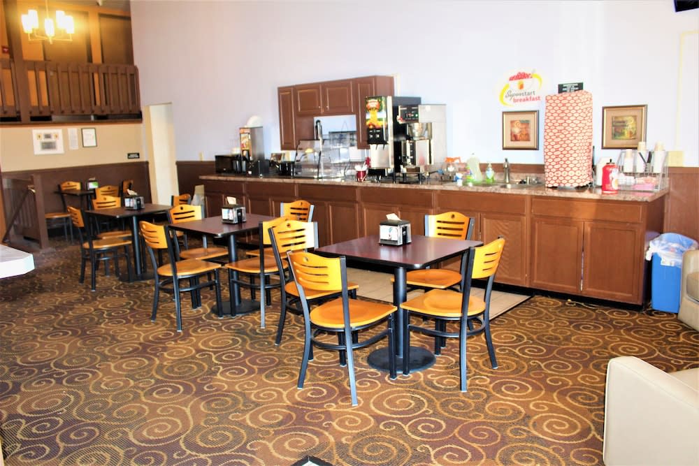 Super 8 by Wyndham Burlington 1