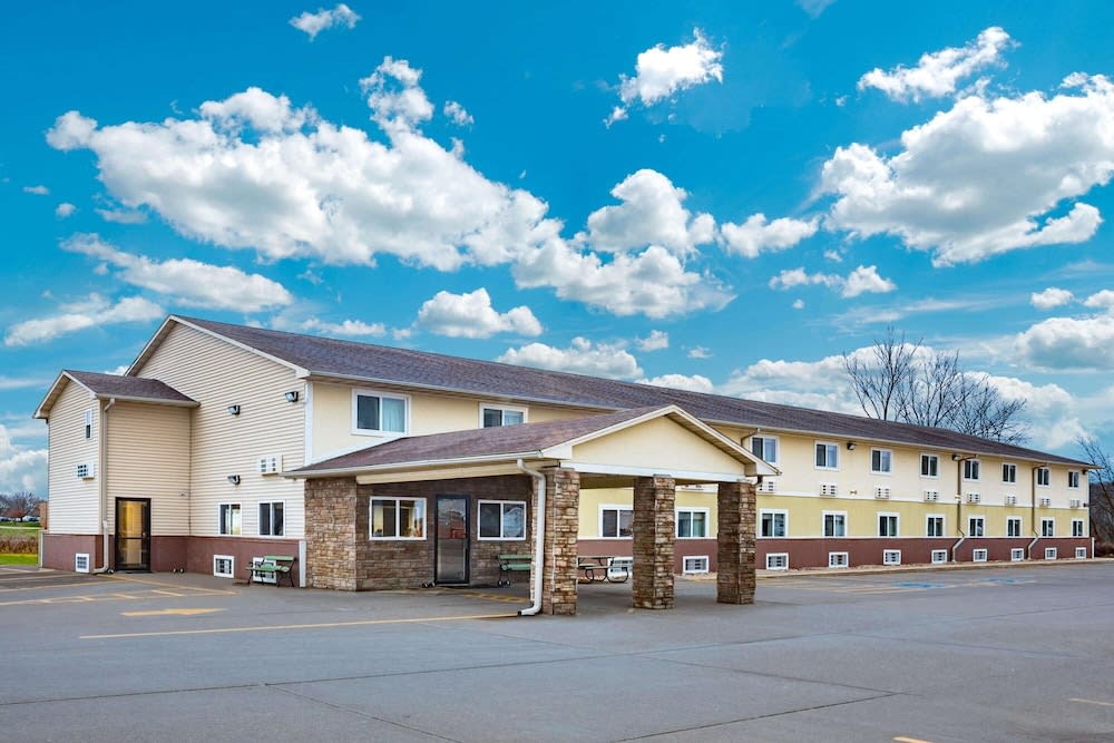 Super 8 by Wyndham Fort Madison 1