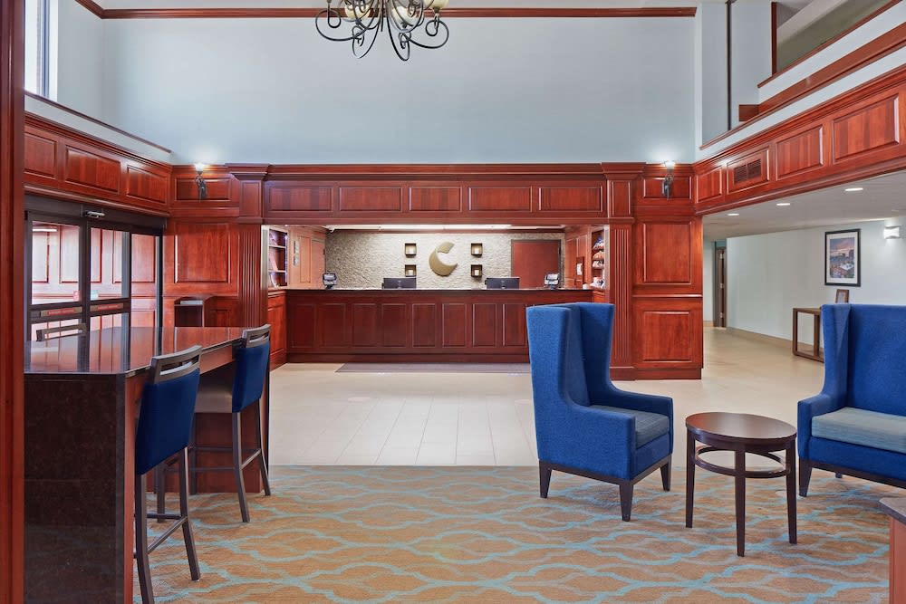 Comfort Suites Outlet Center 2
