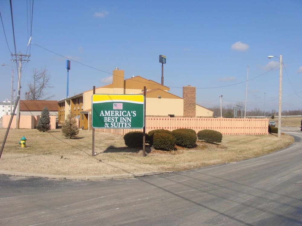 Days Inn & Suites by Wyndham Caseyville 1