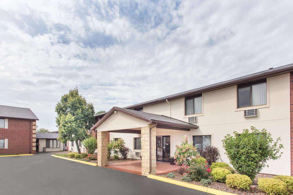 Baymont by Wyndham Dubuque 1