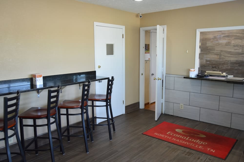 Econo Lodge Nashville North 2