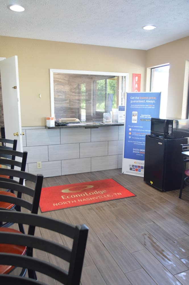 Econo Lodge Nashville North 3