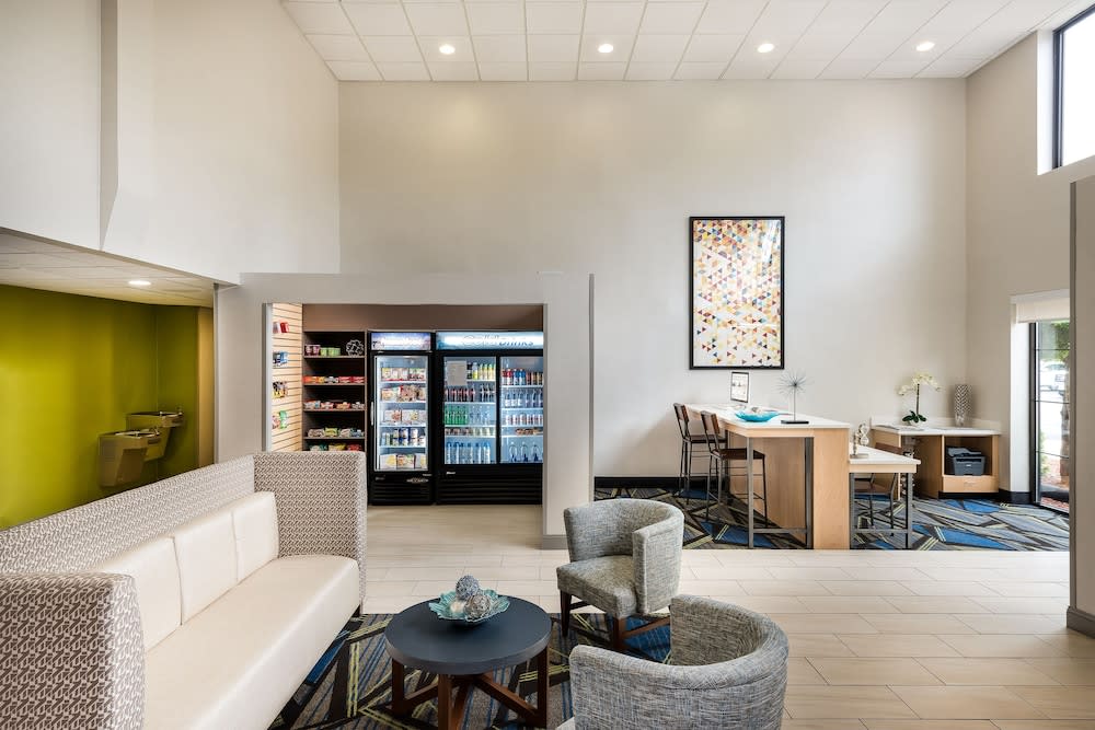 Holiday Inn Express & Suites CHARLOTTE ARPT-BELMONT by IHG 2