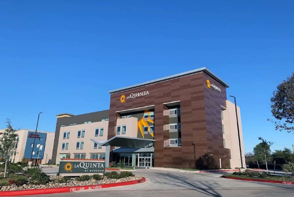 La Quinta Inn & Suites by Wyndham Dallas/Fairpark 1