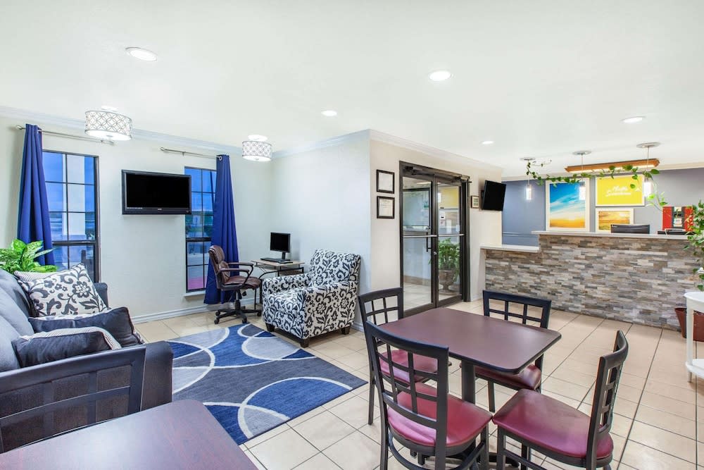 Days Inn & Suites by Wyndham Braunig Lake 1
