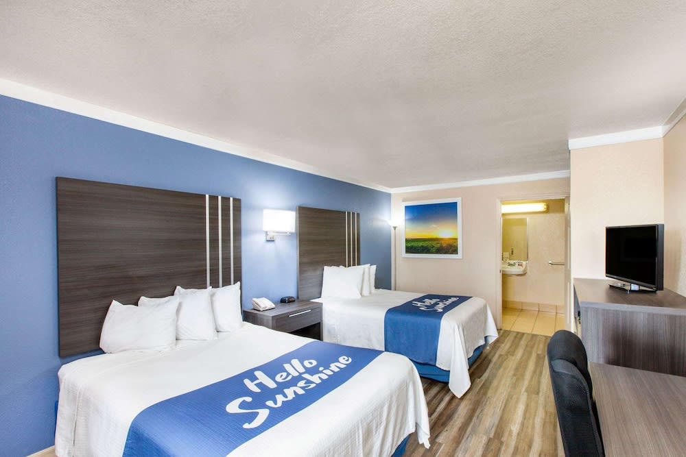 Days Inn & Suites by Wyndham Braunig Lake 2