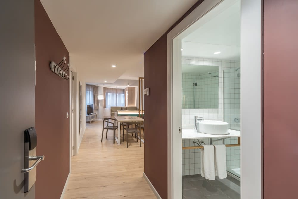 Hotel & Aparthotel Cosmos 4