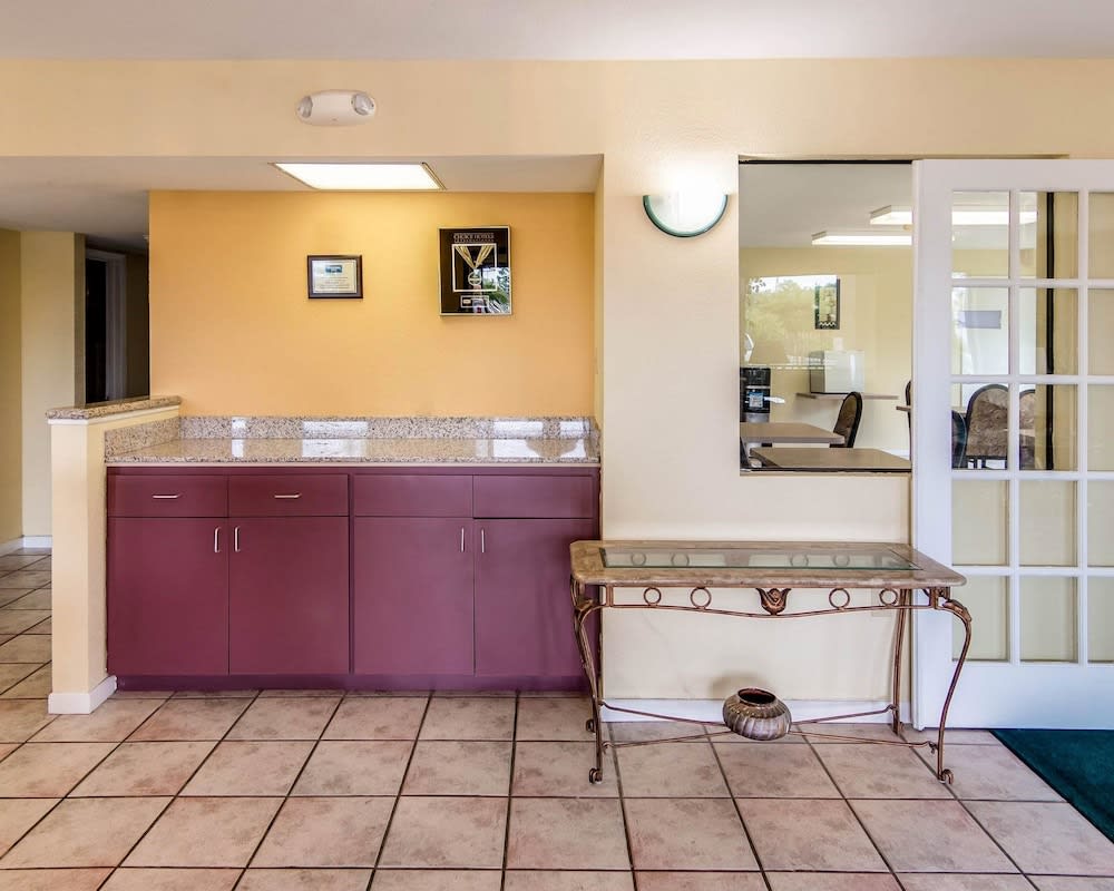 Rodeway Inn & Suites Hwy 290 NW 2