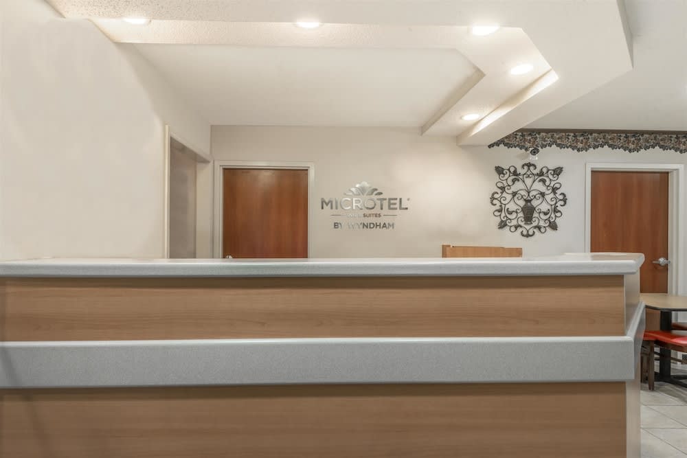 Microtel Inn & Suites by Wyndham Auburn 2