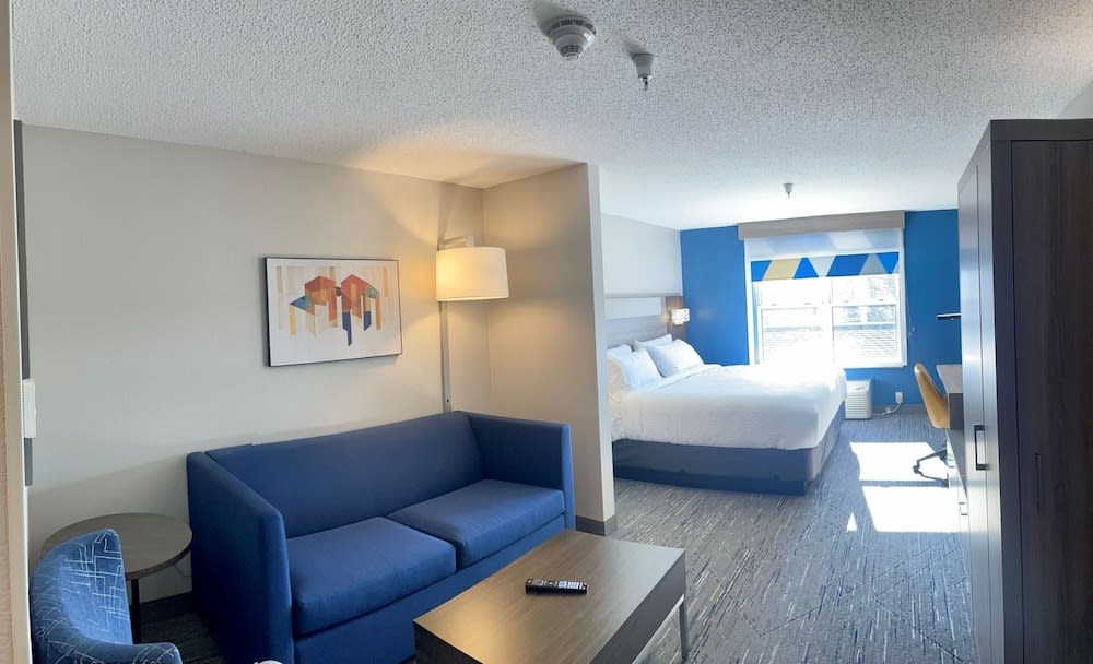 Holiday Inn Express & Suites MARQUETTE by IHG 2