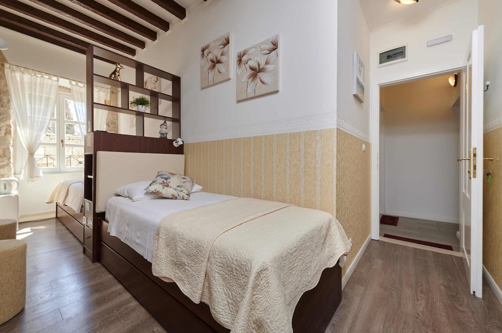 Palace Central Square 3