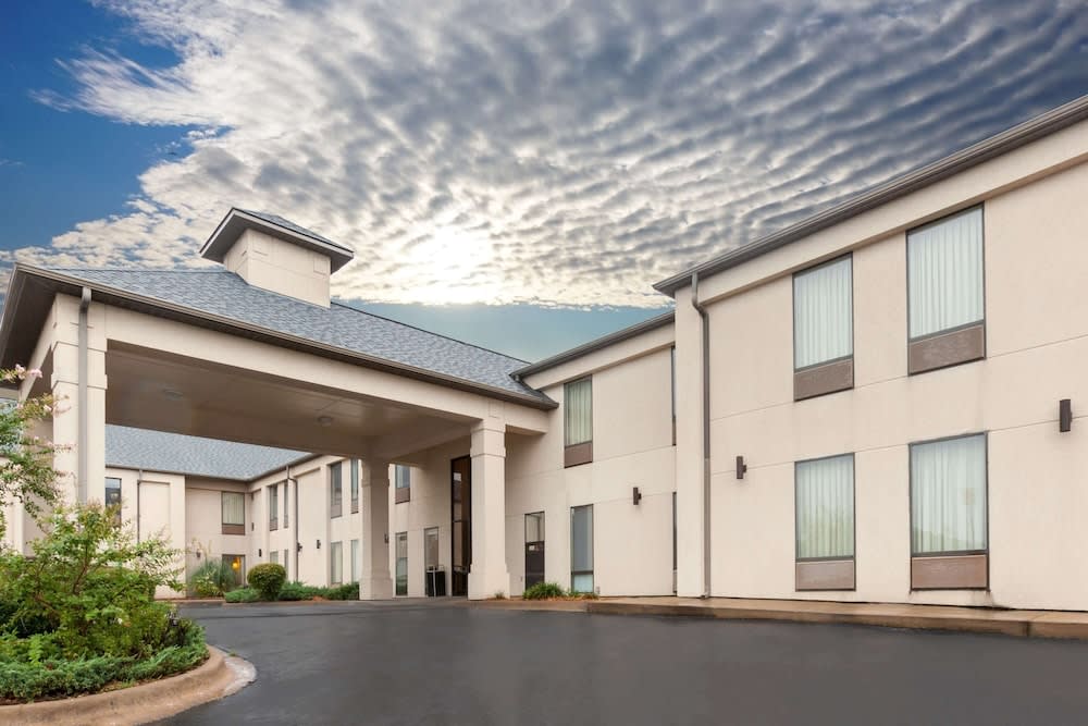 Super 8 by Wyndham Conway 1