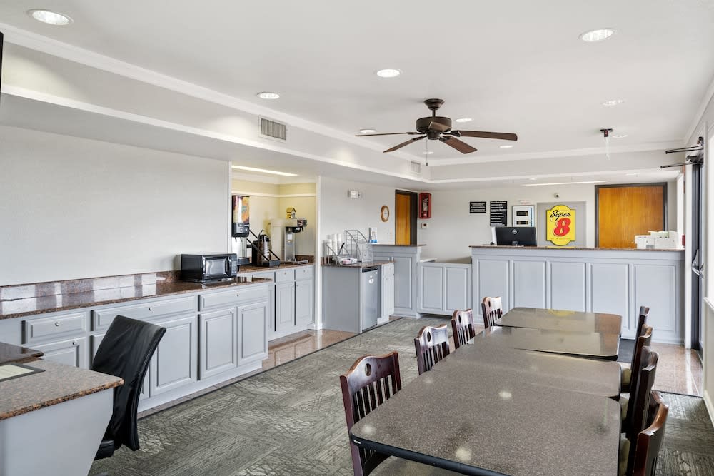 Super 8 by Wyndham Mount Vernon 3