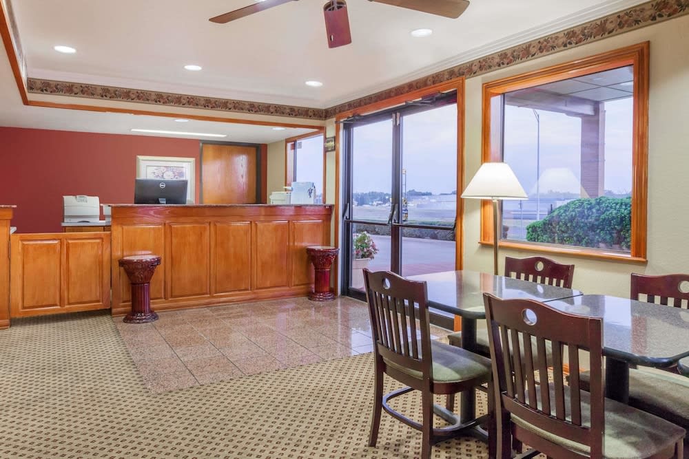 Super 8 by Wyndham Mount Vernon 2