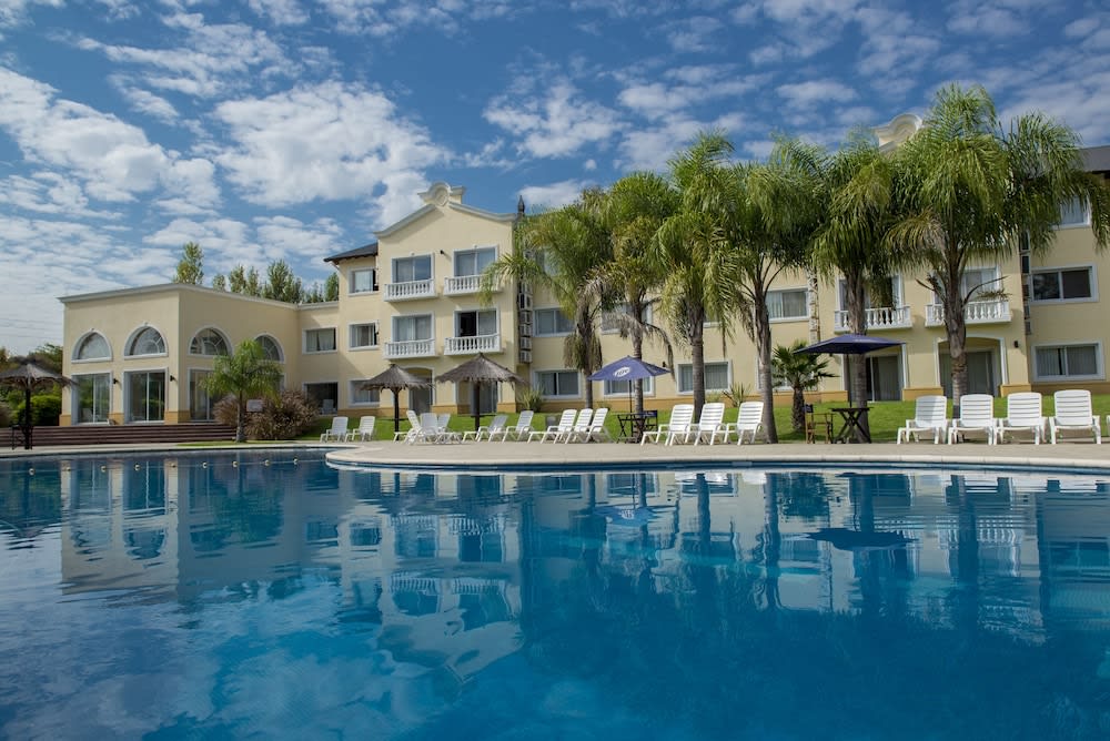 Howard Johnson by Wyndham Resort Pilar 1