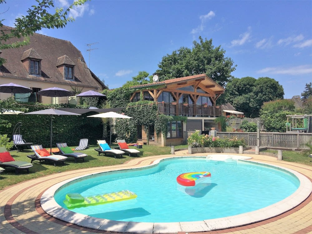 Hôtel Bien-Être Aux Cyprès de Marquay-Calme et élégance-Laissez-vous porter par une ambiance chaleureuse où chaque instant compte-Découvrez un havre de paix où nature et confort se marient pour vous o 1