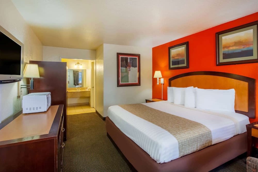 Travelodge by Wyndham Houston Hobby Airport 1