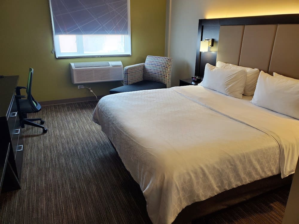 Holiday Inn Express Maspeth by IHG 3