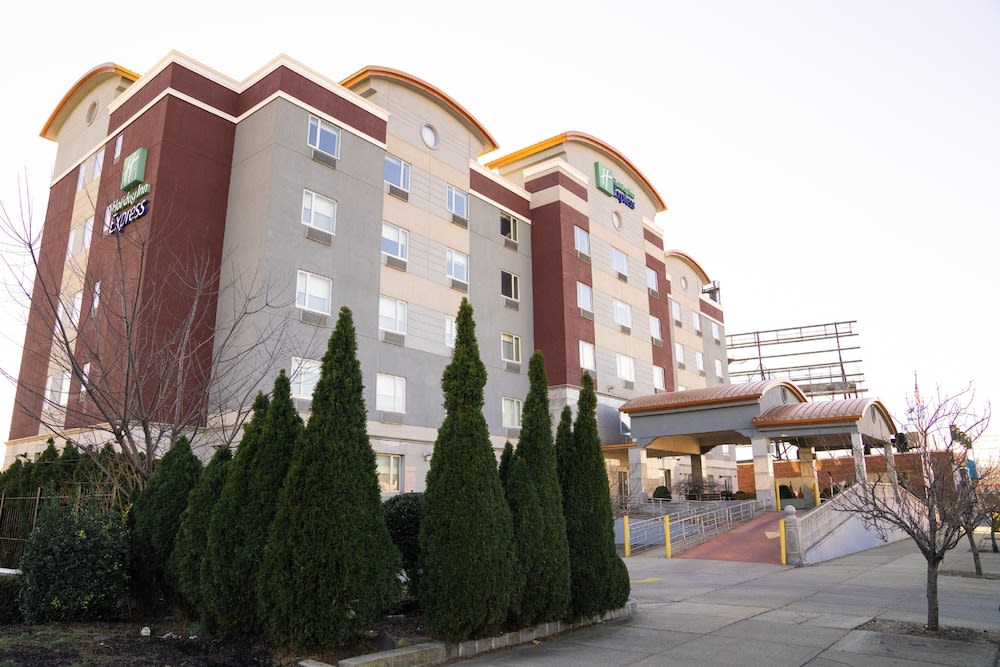 Holiday Inn Express Maspeth by IHG 1