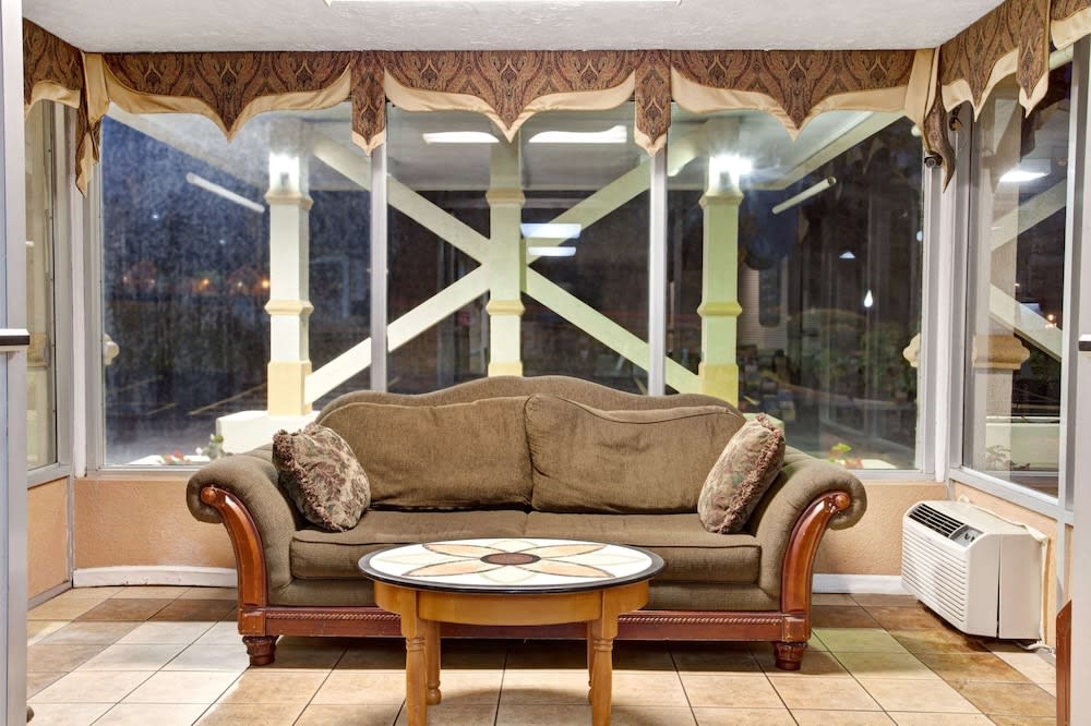 Days Inn by Wyndham Knoxville West 2