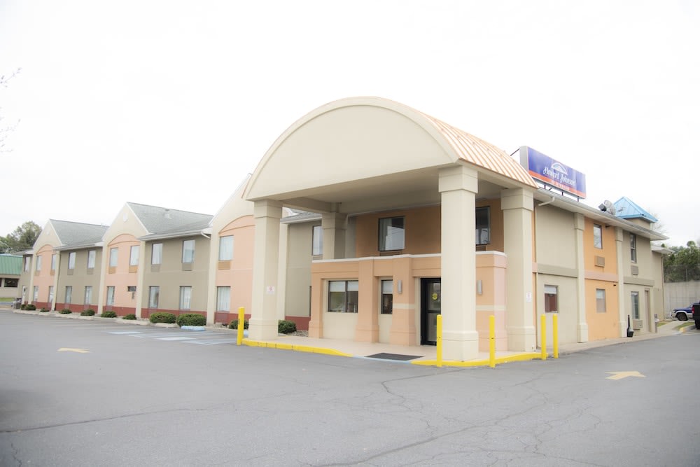Howard Johnson by Wyndham Allentown/Dorney Hotel & Suites 1