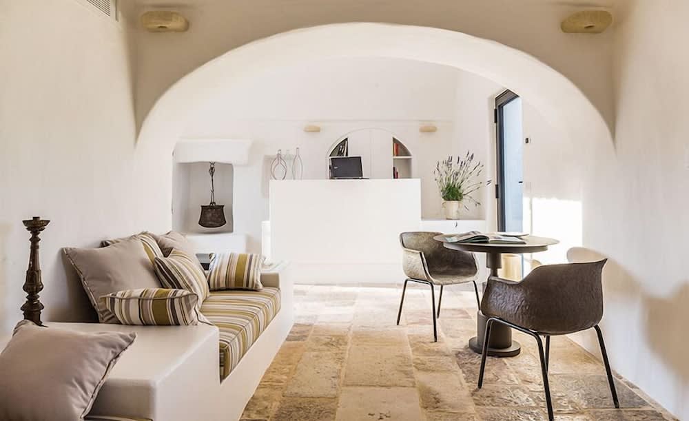 Borgo Canonica 2