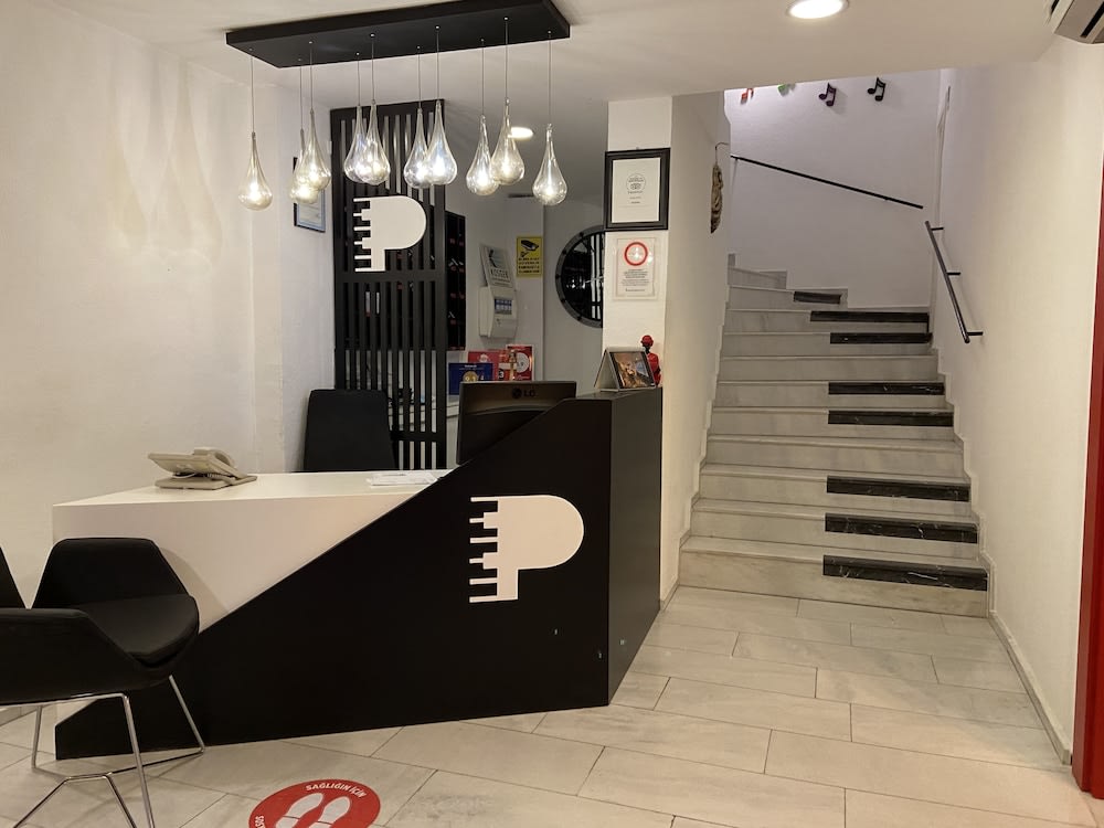 Piano Hotel 2