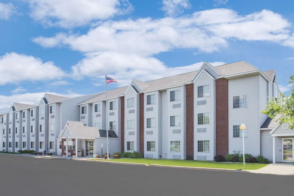 Microtel Inn & Suites by Wyndham Fond Du Lac 1