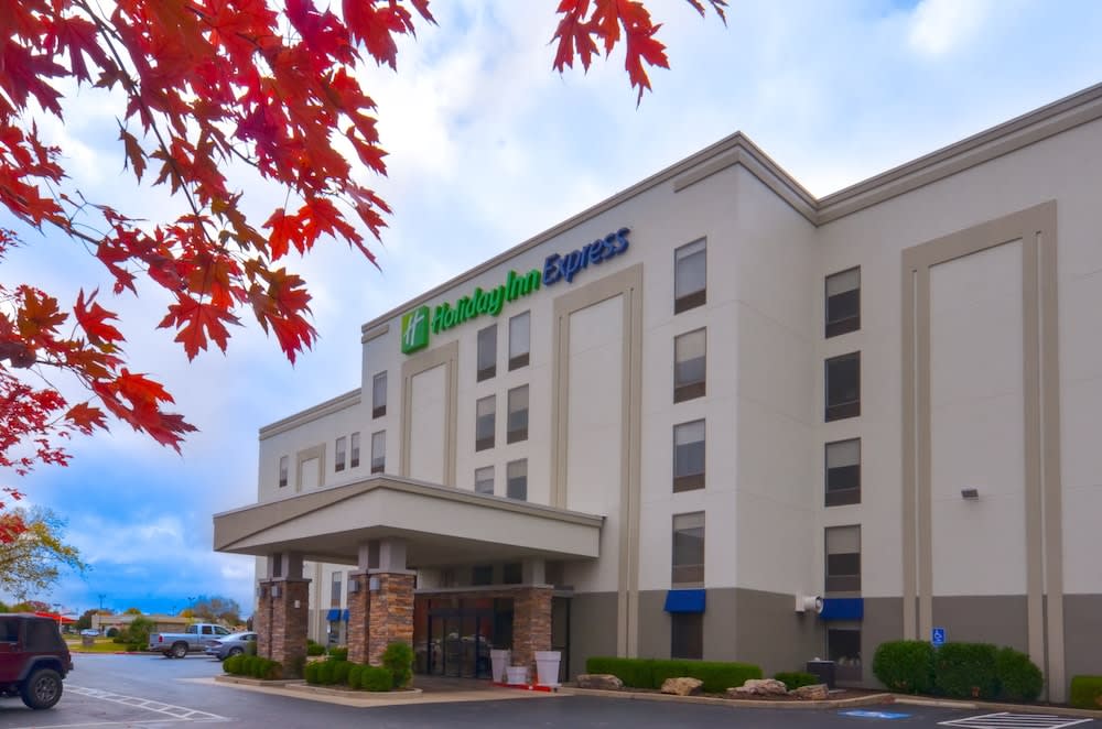 Holiday Inn Express & Suites FAYETTEVILLE-UNIV OF AR AREA by IHG 1