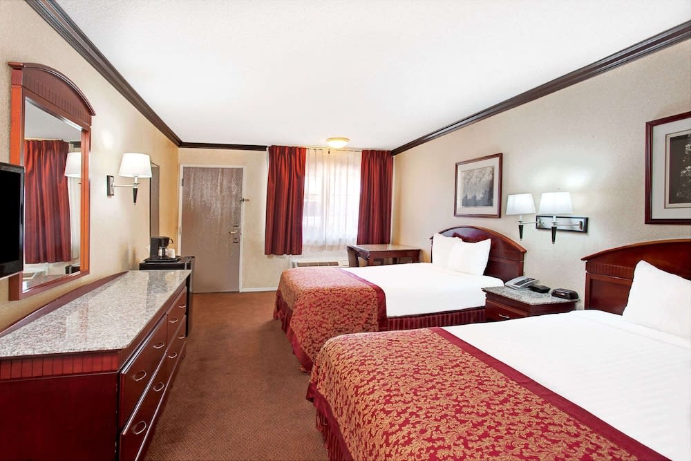 Ramada by Wyndham Pasadena 4