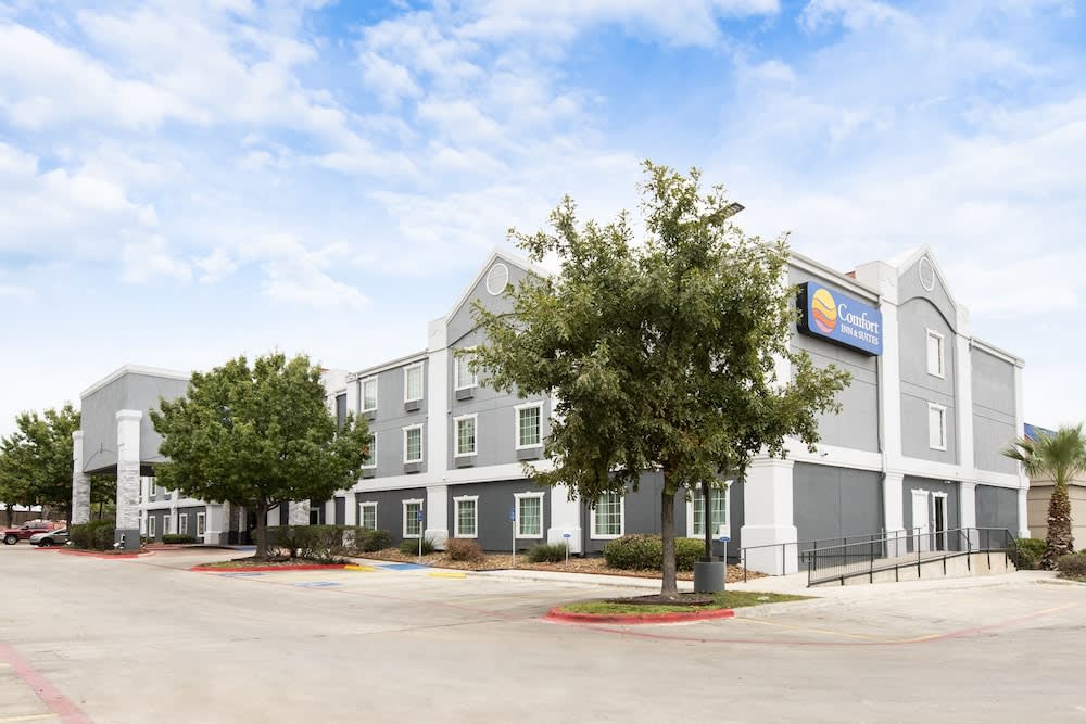 Comfort Inn & Suites Near Medical Center 1