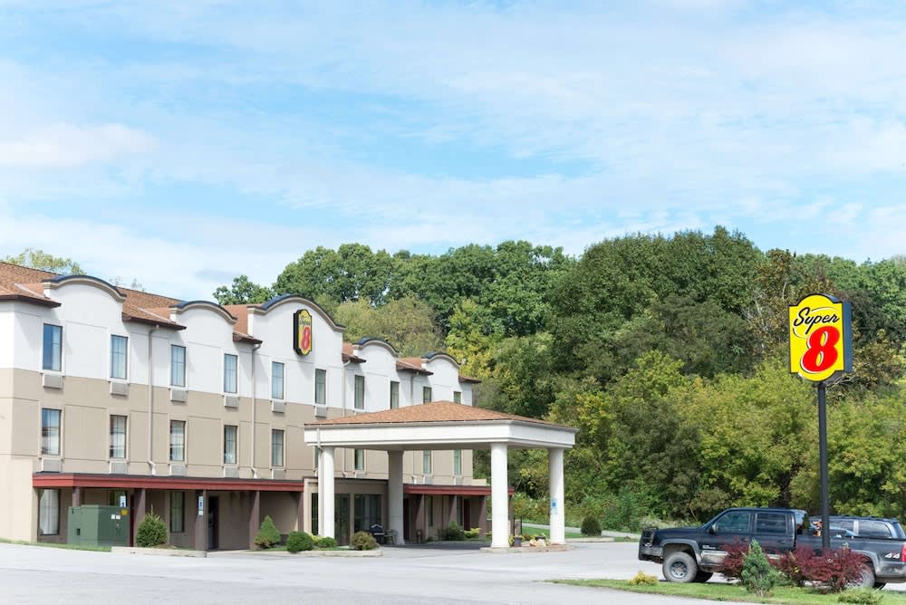 Super 8 by Wyndham Beaver Falls 1