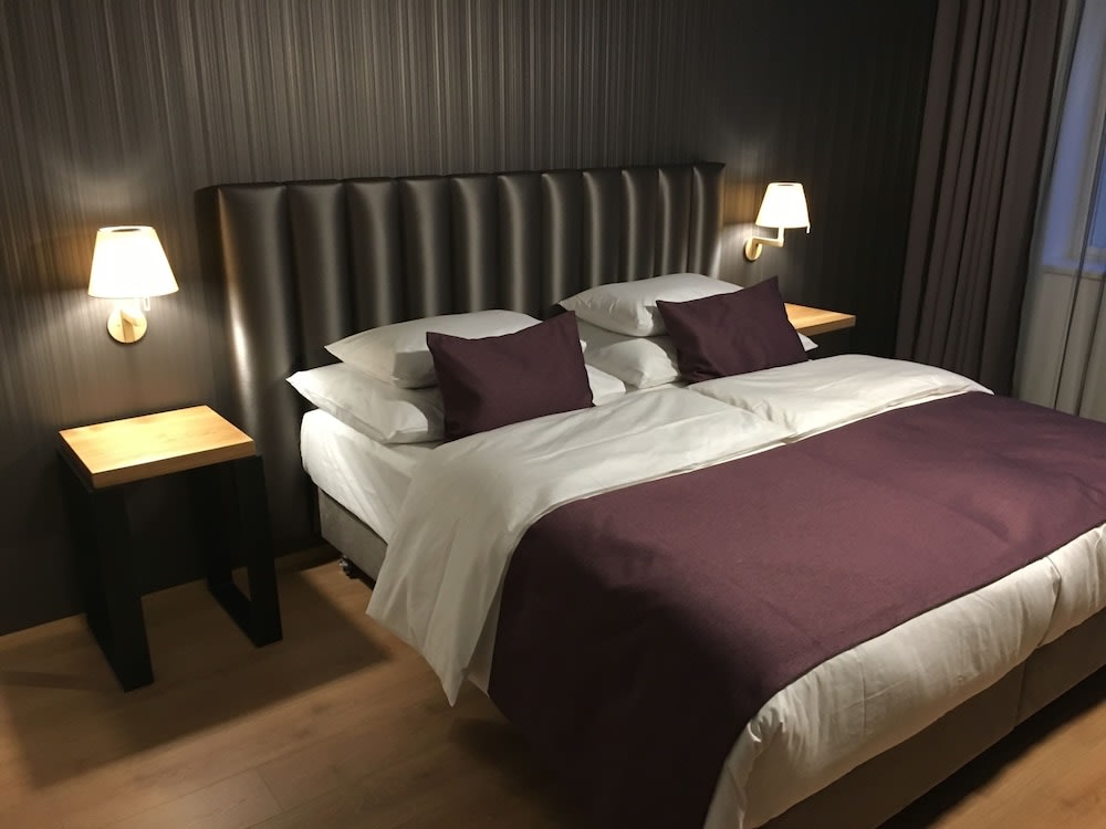 MOODs Charles Bridge 5