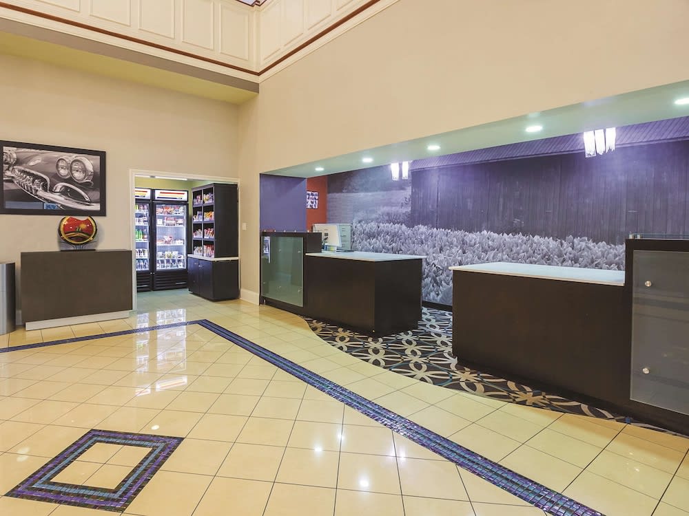 La Quinta by Wyndham Bowling Green 2