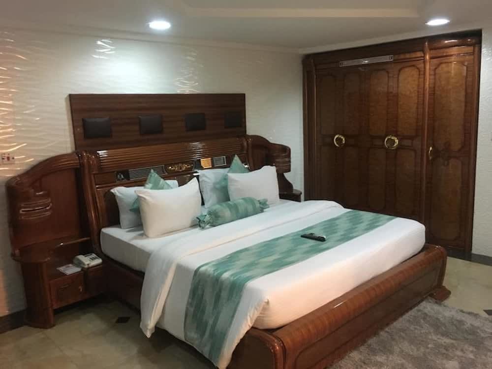 Cynergy Suites Royale 1