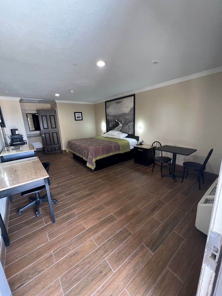 Super 8 by Wyndham McAllen-Downtown-Airport-LA Plaza Mall 2