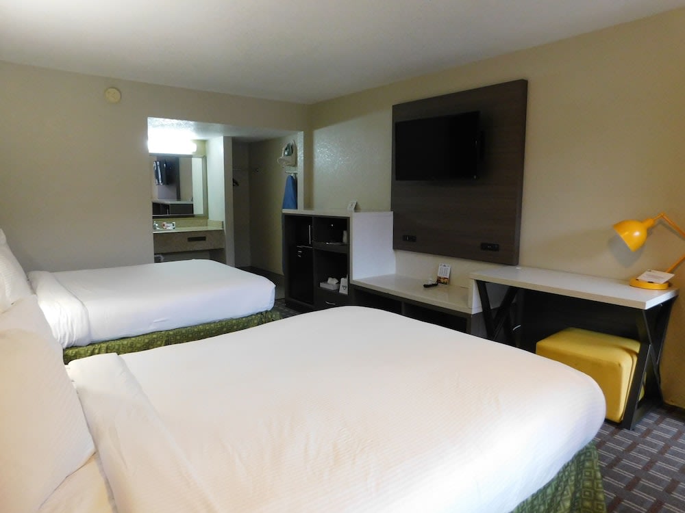 Days Inn & Suites by Wyndham Downtown Gatlinburg Parkway 5