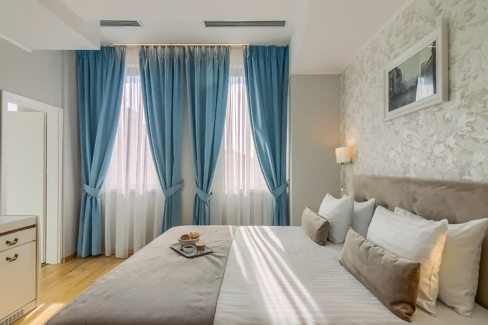 New Era Hotel Old Town Bucharest- parking with fee nearby - NOT at the hotel ! 1