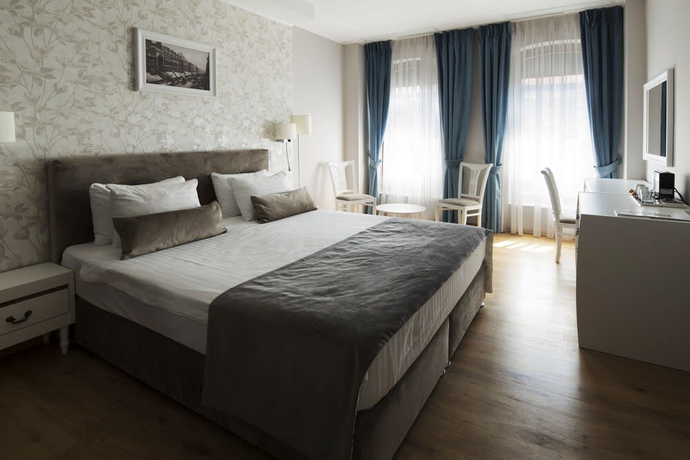 New Era Hotel Old Town Bucharest- parking with fee nearby - NOT at the hotel ! 4