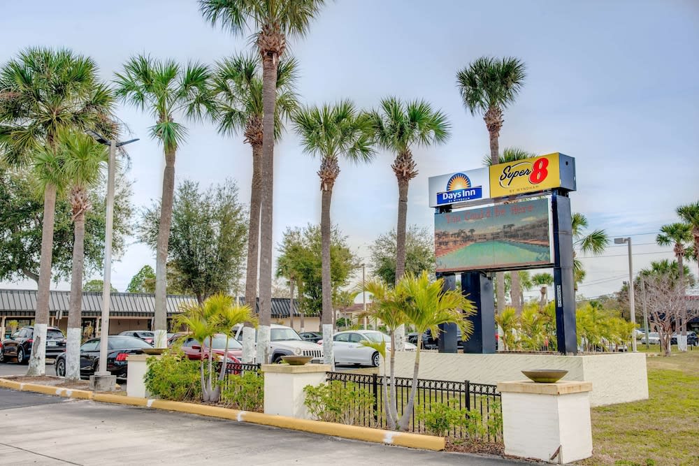 Super 8 by Wyndham St. Petersburg 1