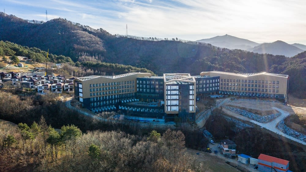 Ramada Hotel & Suites by Wyndham Gangwon Pyeongchang 1