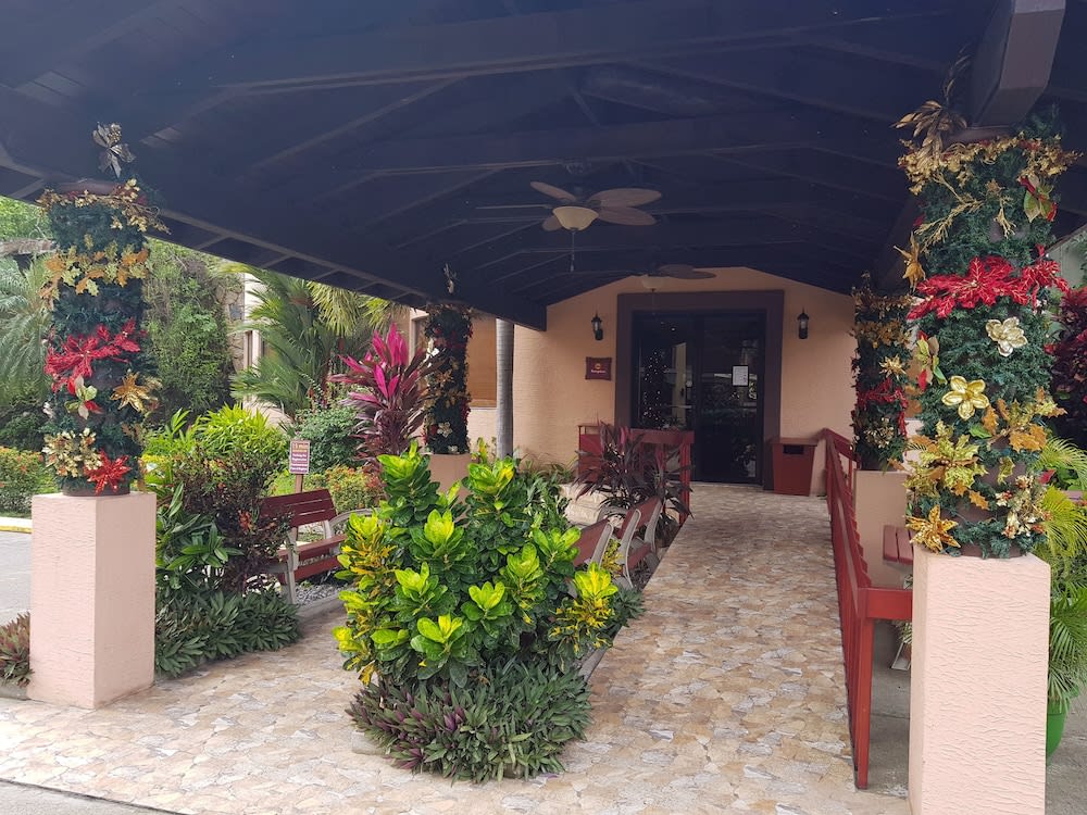 Clarion Suites Roatan at Pineapple Villas 2