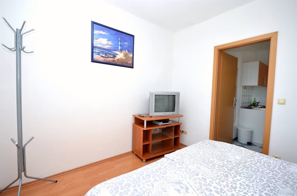 Apartments and Rooms Mare 2