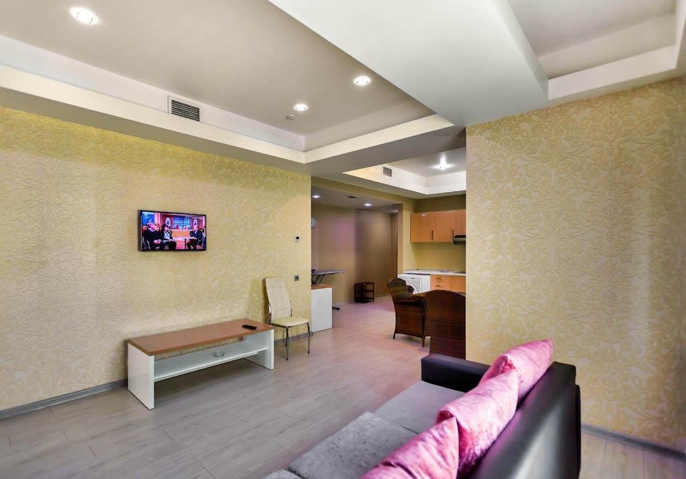 Diplomat Suites Hotel 2