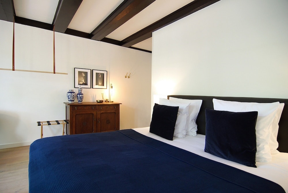 1637: Historic Canal View Suites 2
