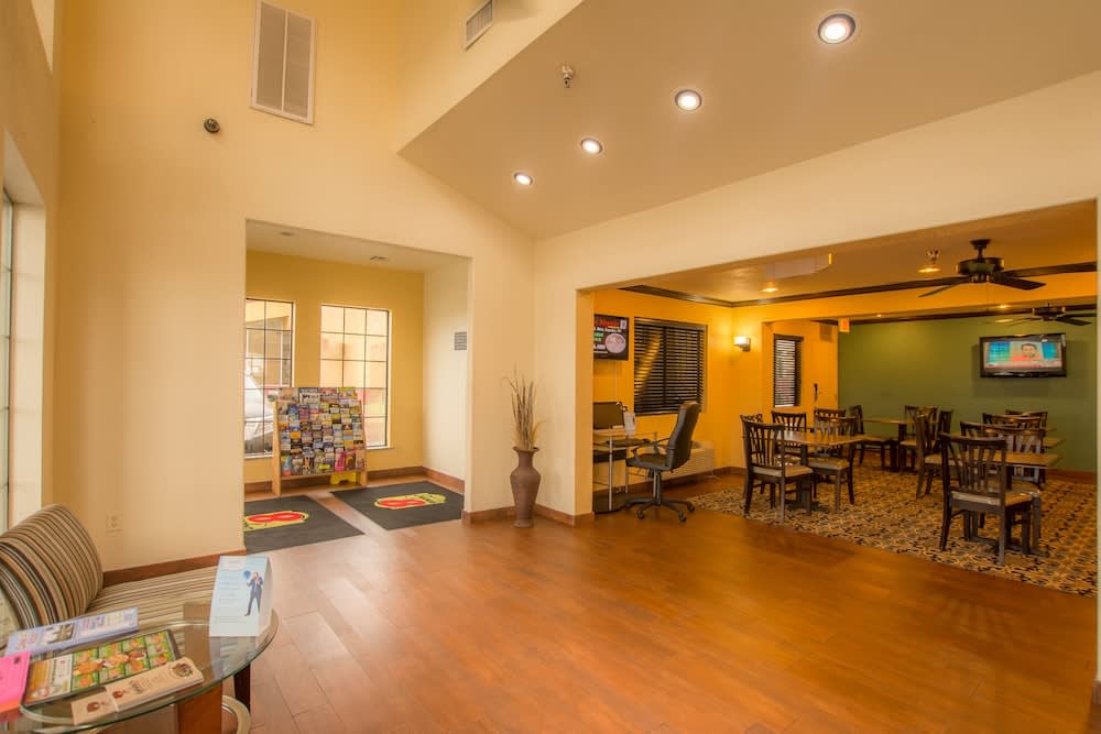 Super 8 by Wyndham Oklahoma Arpt Fairgrounds West 2