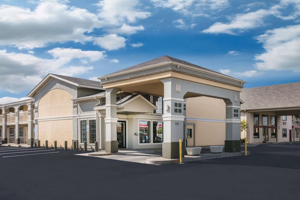 Super 8 by Wyndham Oklahoma Arpt Fairgrounds West 1